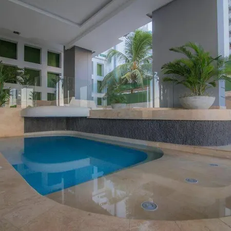 Guest Friendly 3 Bedroom Beachfront Apartamento